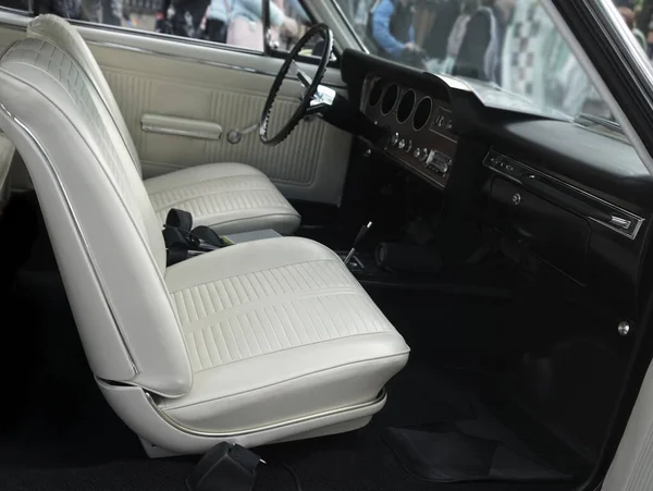 Vintage Retro Wnętrze Samochodu Białymi Skórzanymi Fotelami Pojazdu — Zdjęcie stockowe
