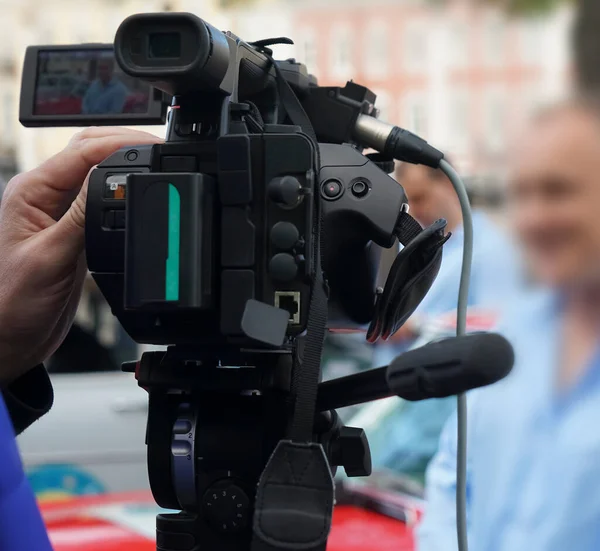 Opérateur Vidéo Dans Travail Vidéaste Fait Une Interview Cameramam Fonctionne — Photo