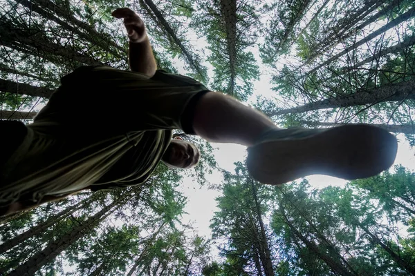 Foto Das Pernas Jovem Vestindo Tênis Esportivos Shorts Andando Sob — Fotografia de Stock