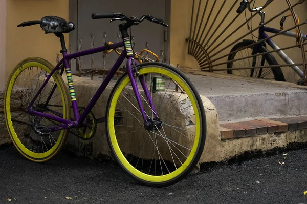 Entrada Para Edifício Residencial Histórico Com Porta Ferro Bicicletas Hipster — Fotografia de Stock