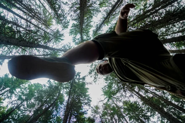 Foto Das Pernas Jovem Vestindo Tênis Esportivos Shorts Andando Sob — Fotografia de Stock