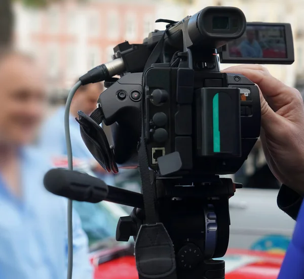 Videóoperátor Munkahelyen Videós Interjút Készít Operatőr Dolgozik Riporter Kamerája Utcán — Stock Fotó