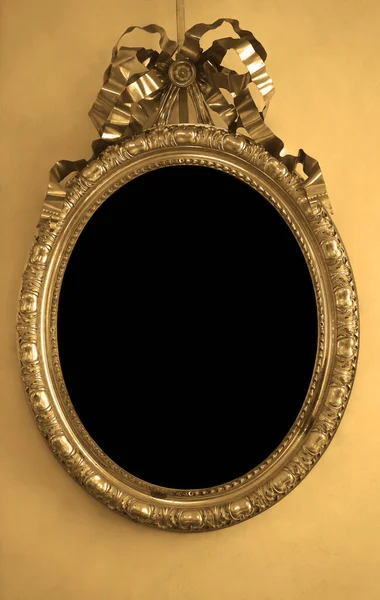 Золотое Зеркало Изолированное Желтом Частичным Оставшимся Отражением Овальный Пустой Деревянный — стоковое фото