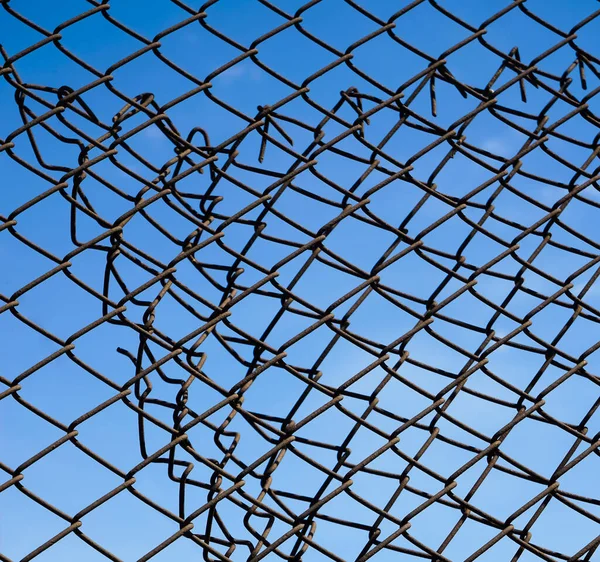 Strahlend Blauer Himmel Mit Weißen Wolken Durch Einen Metallgitterzaun Mesh — Stockfoto