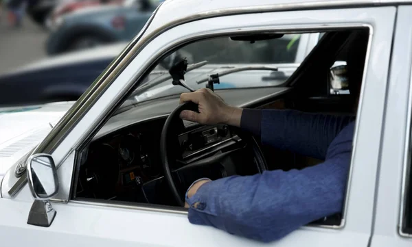Mână Braț Șoferul Care Ține Volanul Într Mașină Rusă — Fotografie, imagine de stoc