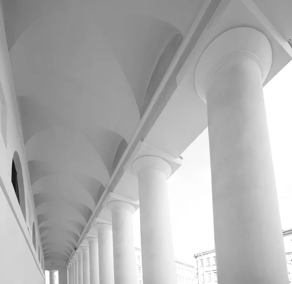 Achtergrond Van Loopbrug Witte Kolommen Perspectief — Stockfoto