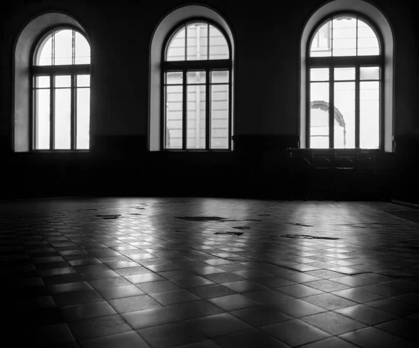 Old Ancient Windows Tiled Floor Photo Row Arch Windows Abandoned — Stock Photo, Image