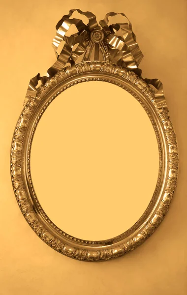 Moldura Espelho Dourado Isolado Amarelo Com Reflexão Restante Parcial Oval — Fotografia de Stock