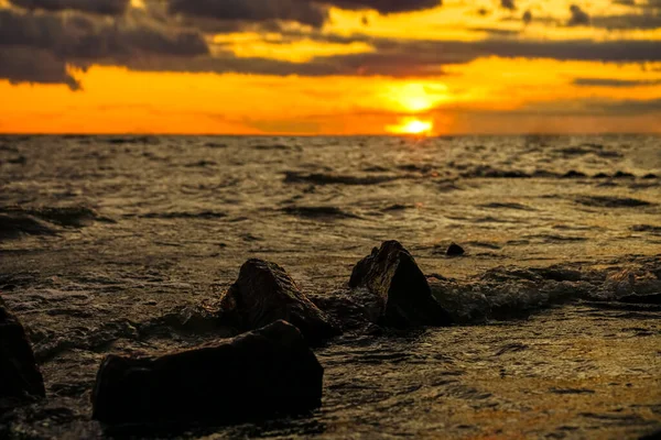 Słońce Zachodzi Nad Horyzontem Oceanu Widok Wyspy — Zdjęcie stockowe