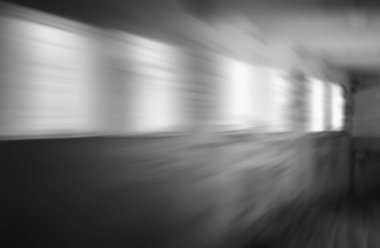 Terk edilmiş eski bir askeri binanın içinde, sinema odasında. Harabe bir binanın içi.