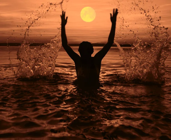 Silueta Negra Mujer Salpicaduras Agua Por Encima Cabeza Vacaciones Verano — Foto de Stock