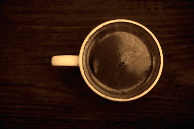 Beyaz kahve fincanı ahşap masa arkasında, üst manzara..