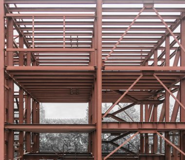 Kahverengi boyanmış çelik yapı çatısı 