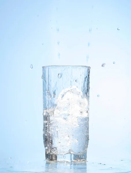 Respingo Água Vidro Isolado Fundo Azul — Fotografia de Stock