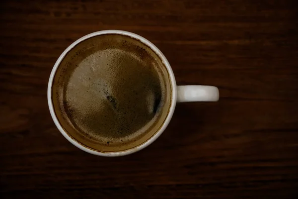 Weiße Tasse Schwarzen Kaffee Auf Holztischhintergrund Draufsicht — Stockfoto