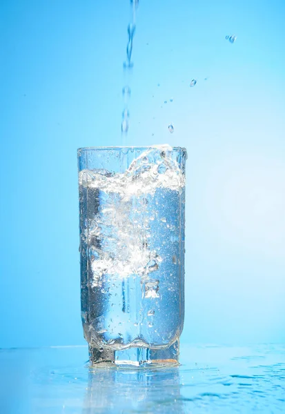 Derramando Água Derramando Copo Isolado — Fotografia de Stock
