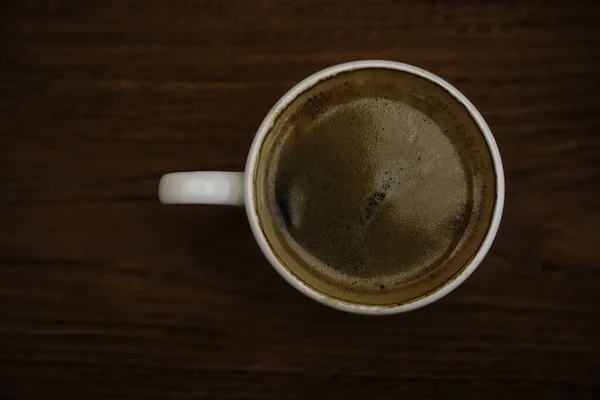 Weiße Tasse Schwarzen Kaffee Auf Holztischhintergrund Draufsicht — Stockfoto