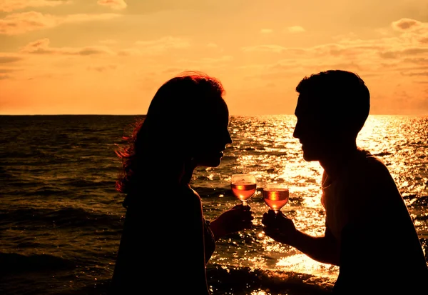 Casal Feliz Desfrutando Copos Vinho Durante Jantar Romântico Pôr Sol — Fotografia de Stock