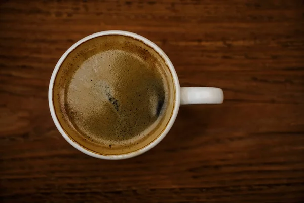 Beyaz Kahve Fincanı Ahşap Masa Arkasında Üst Manzara — Stok fotoğraf