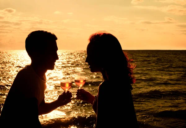 Lyckliga Par Njuter Glas Vin Romantisk Middag Vid Solnedgången — Stockfoto