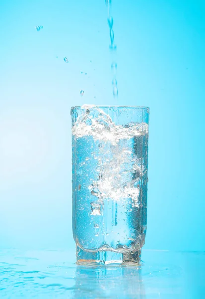 Заливка Води Склянку Ізольована — стокове фото
