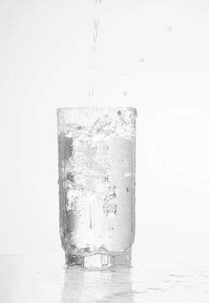 Giet Water Een Geïsoleerd Glas — Stockfoto