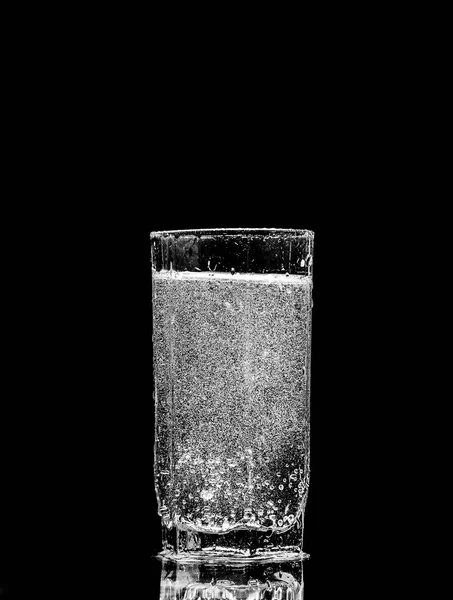 Μπουζί Γυάλινο Ανθρακούχο Νερό Μέσα Απομονωμένα Μαύρο Φόντο — Φωτογραφία Αρχείου
