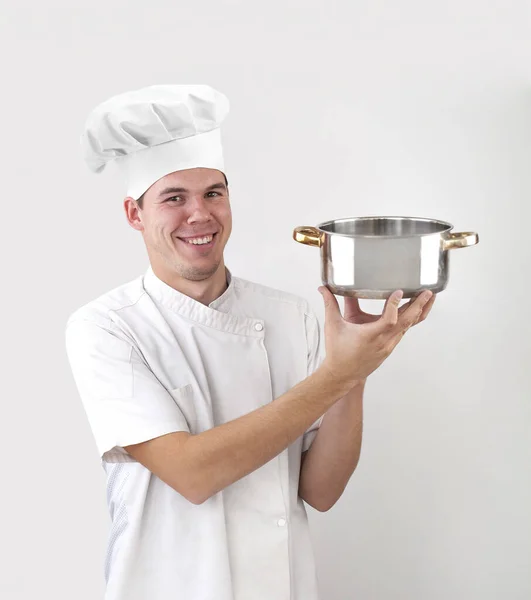 Feliz Chef Caucásico Sosteniendo Una Cacerola Vacía Aislada Sobre Fondo — Foto de Stock