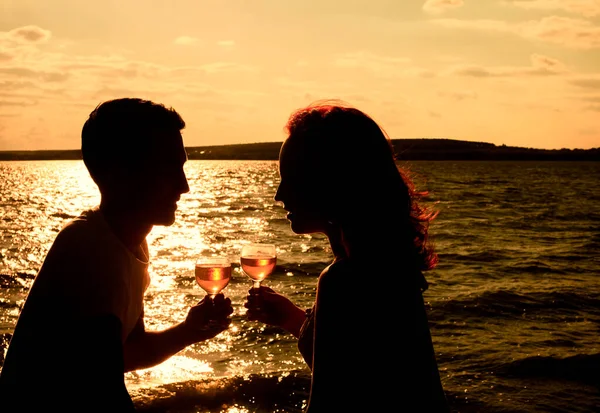 Lyckliga Par Njuter Glas Vin Romantisk Middag Vid Solnedgången — Stockfoto