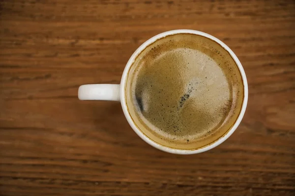 Weiße Tasse Schwarzen Kaffee Auf Holztischhintergrund Draufsicht — Stockfoto