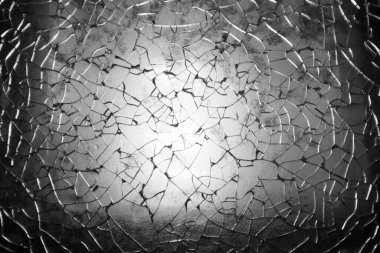 Kırık bir cam pencerenin açık hava görüntüsünü kapatın. Vandalizmin ve hasarın soyut görüntüsü.