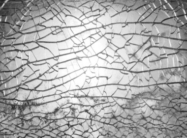 Kırık bir cam pencerenin açık hava görüntüsünü kapatın. Vandalizmin ve hasarın soyut görüntüsü.