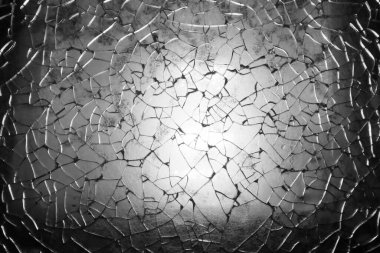 Kırık bir cam pencerenin açık hava görüntüsünü kapatın. Vandalizmin ve hasarın soyut görüntüsü.