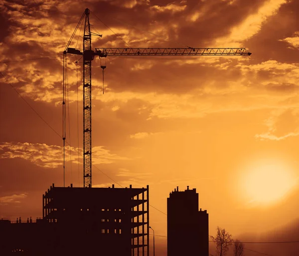 Fondo Silueta Edificio Grúa Levantar Cargas Con Rayos Puesta Del —  Fotos de Stock