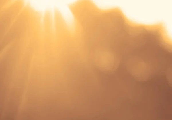 フォレスト ボケの背景に太陽光線 自然ボケ サンシャインアブストラクトぼやけた背景 — ストック写真