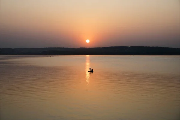 Actieve Peddelboarders Zwart Zonsondergang Silhouet Van Dochter Vader Peddelen Stand — Stockfoto