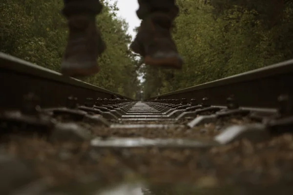Mann Springt Grauen Turnschuhen Über Bahngleise — Stockfoto