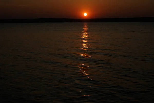 Superfície Mar Laranja Escuro Pôr Sol Sol Põe Horizonte Lindo — Fotografia de Stock