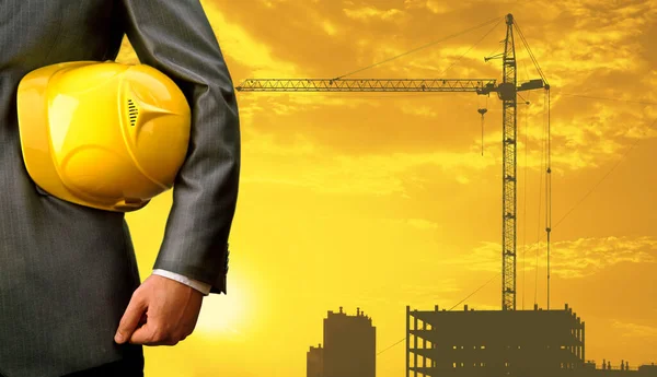 Mérnök Gazdaság Sárga Bukósisak Munkavállalók Biztonsági Háttérben Építési Építőipari Daru — Stock Fotó