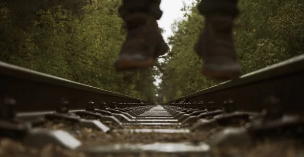 Man Springt Boven Spoorweg Grijze Sneakers — Stockfoto