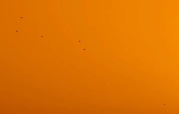 Silhouette Armee Zeigen Leistung Der Fallschirmjäger Bei Flugshow Sonnenaufgang Himmel — Stockfoto