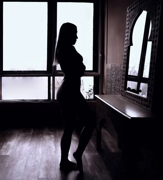Foto Uma Bela Menina Esbelta Espelho Frente Insignificante Quarto Escuro — Fotografia de Stock