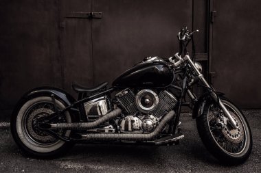 Saint Petersburg, Rusya - 18 Haziran 2021: Paslı garaj kapısında bir motosiklet koltuğu. Yan görünüş. Yamaha Kara Helikopteri. 