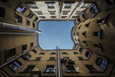 St. Petersburg, Rusya 'da bir kuyunun avlusundan gökyüzünün tipik manzarası.