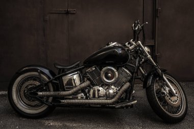 Saint Petersburg, Rusya - 18 Haziran 2021: Paslı garaj kapısında bir motosiklet koltuğu. Yan görünüş. Yamaha Kara Helikopteri. 