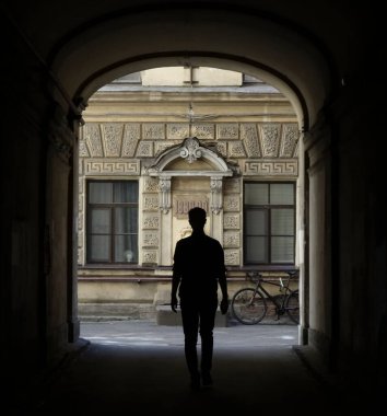 Tarihi bir binanın kapısı. Terk edilmiş bir binanın içindeki karanlık bir koridorun sonunda bir adam. Hayaletli bir binanın içinde göz korkutucu bir manzara. Saint Petersburg. 