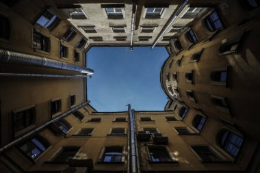 St. Petersburg, Rusya 'da bir kuyunun avlusundan gökyüzünün tipik manzarası.