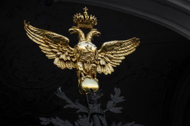 Rus çift başlı altın kartal hermitage gates üzerinde.