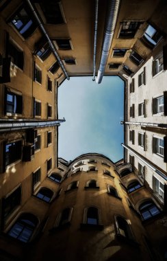 St. Petersburg, Rusya 'da bir kuyunun avlusundan gökyüzünün tipik manzarası.