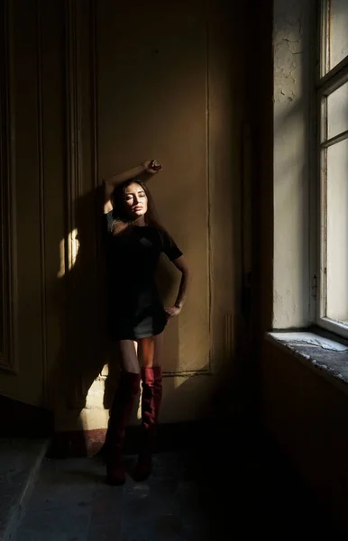 Schöne Frau Mittleren Alters Schwarzen Kurzen Kleid Steht Einer Wand — Stockfoto